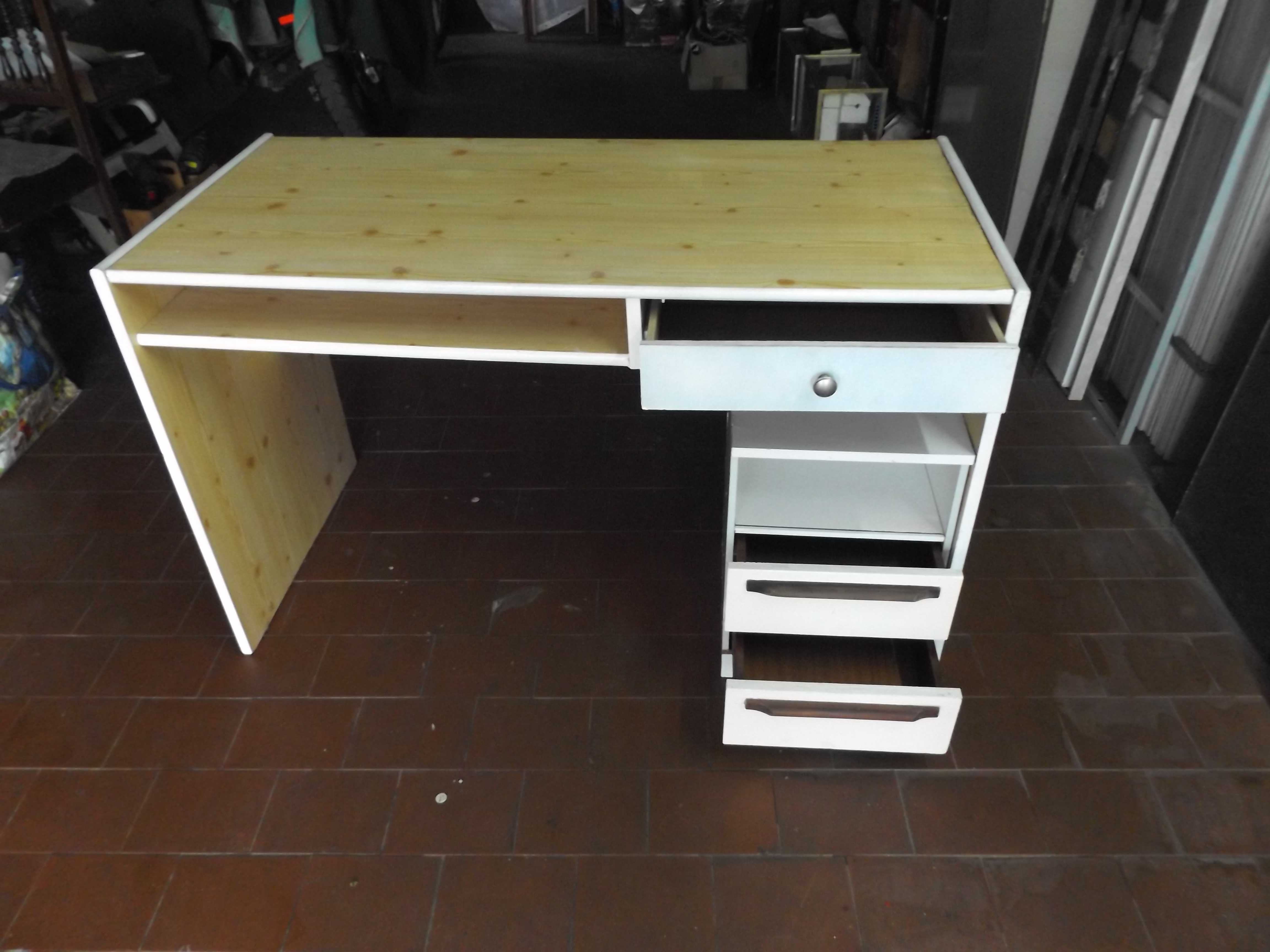 Secretária/ Mesa de trabalho