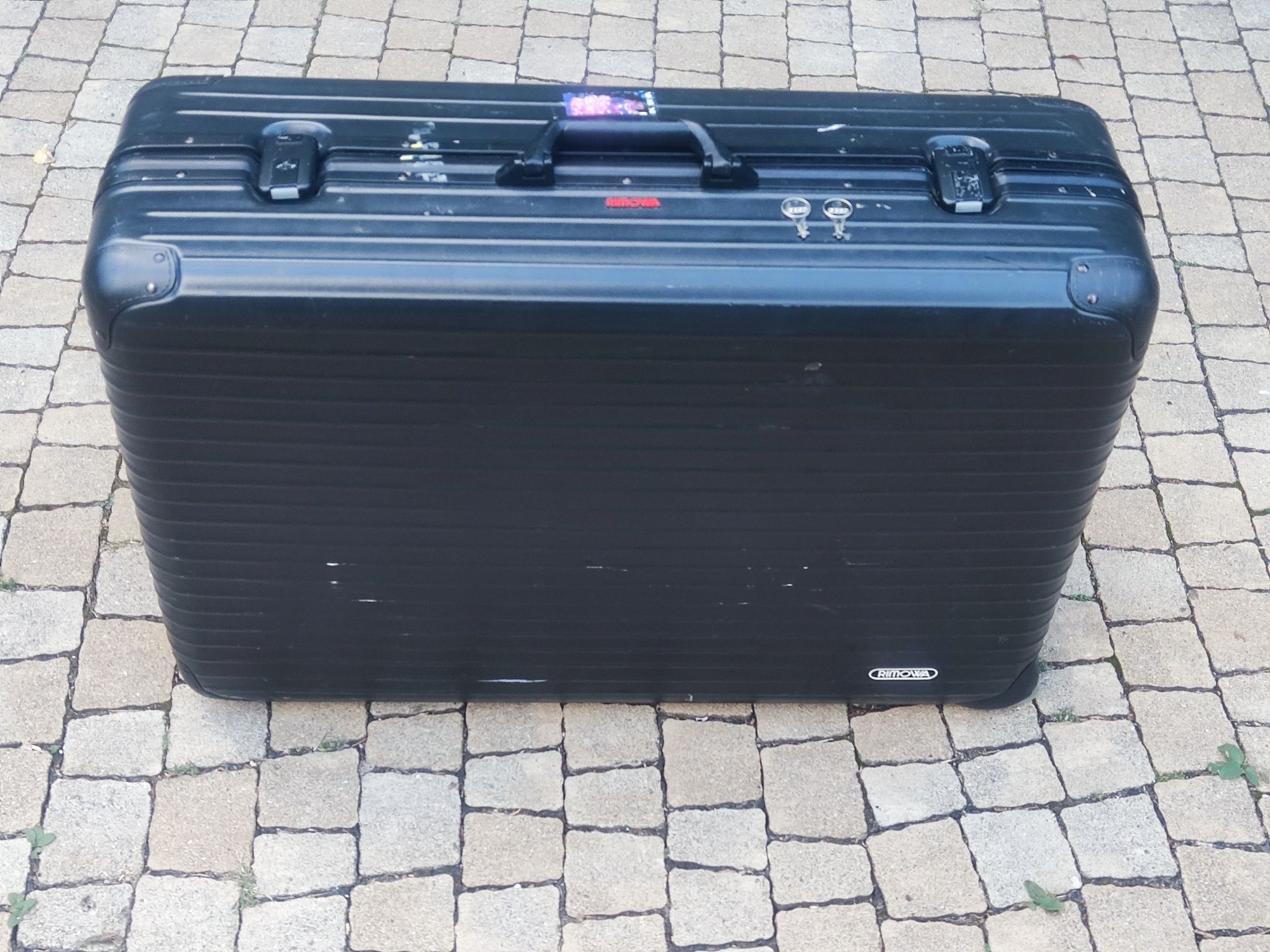 Duża walizka aluminiowa RIMOWA  z kluczykami.