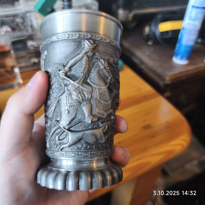 Kufel Niemiecki Vintage Cynkowy Motyw Polowanie Liście Dębu