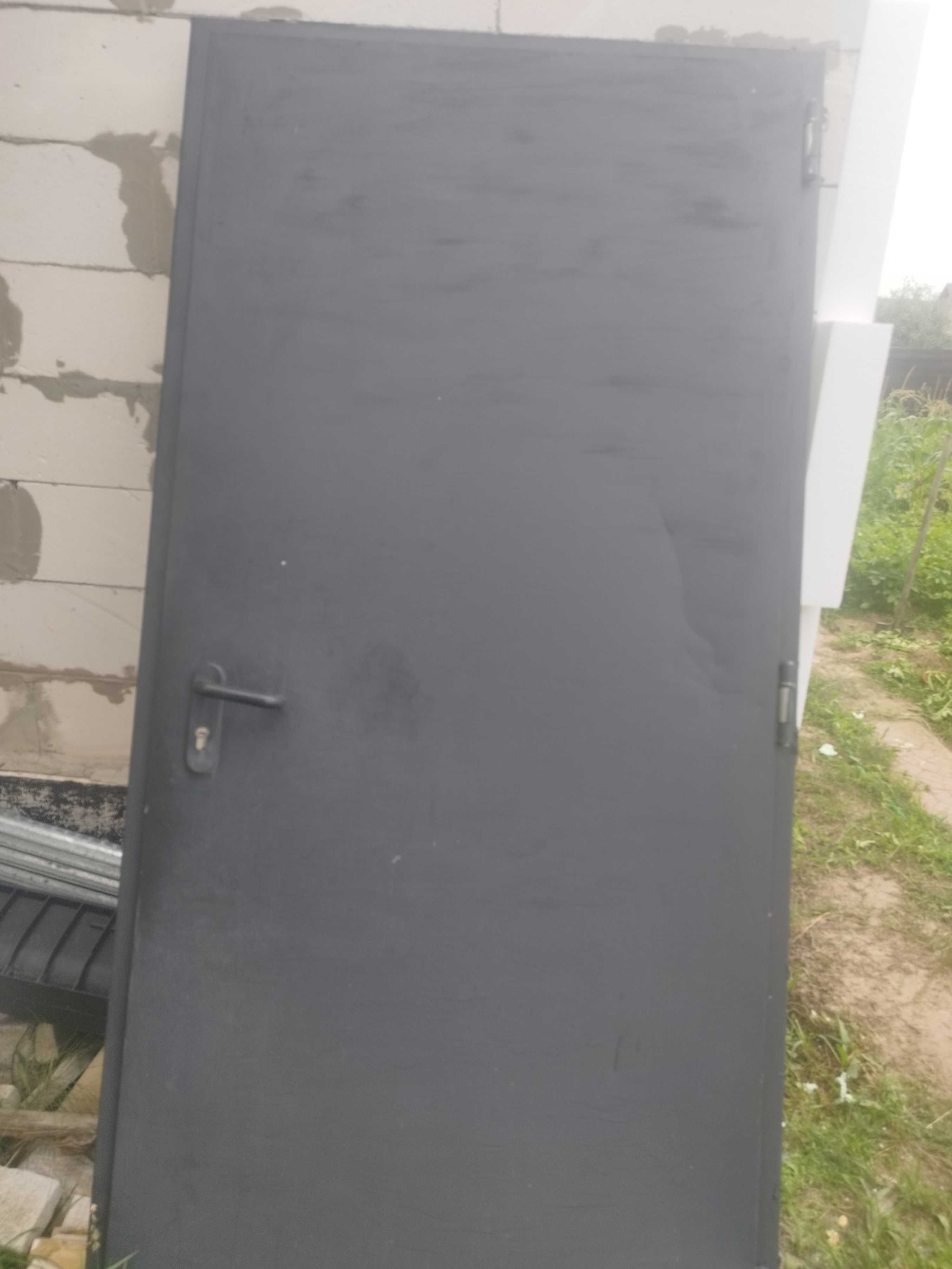 Продам двери металлические бу
