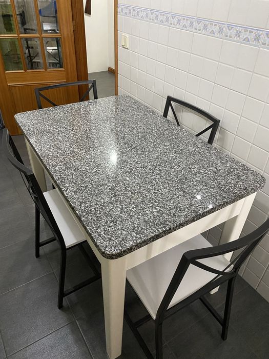 Mesa em mármore com cadeiras