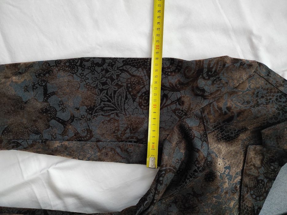 Жакет женский с бархатным принтом.