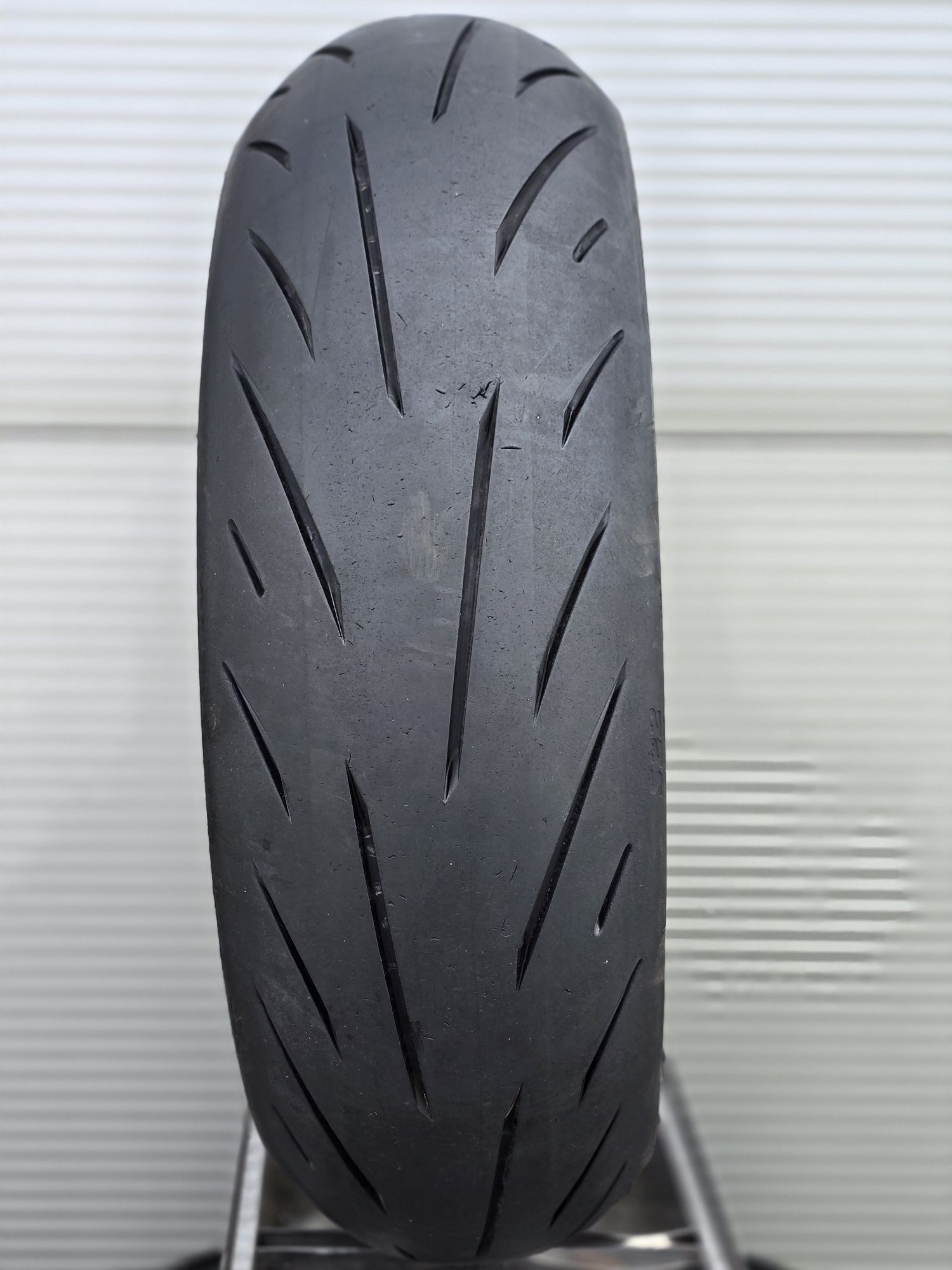 Opona Bridgestone Battlax s22R  180/55/17 bieznik 5mm
