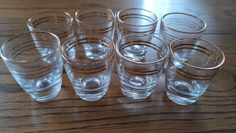 8 kieliszków ze złotymi paskami (PRL)