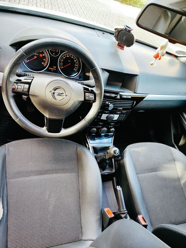 Opel Astra H   .