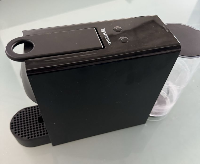 Maquina de cafe nespresso preta.