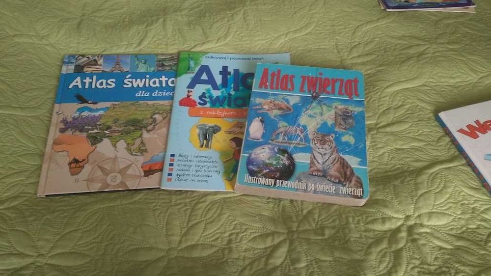 książki, atlasy przyrodnicze dla dzieci.