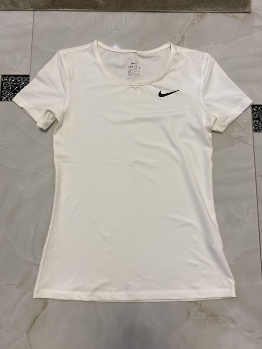 Жіночі футболки.