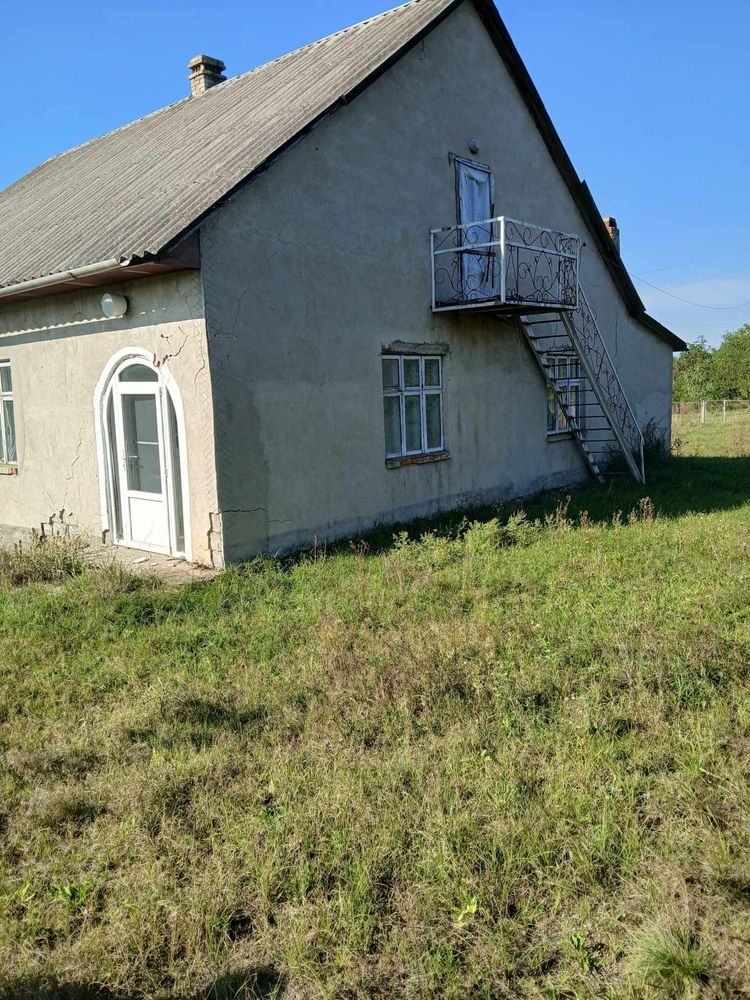 Жилий будинок с земельною ділянкою . З садом великим та є окремо земел
