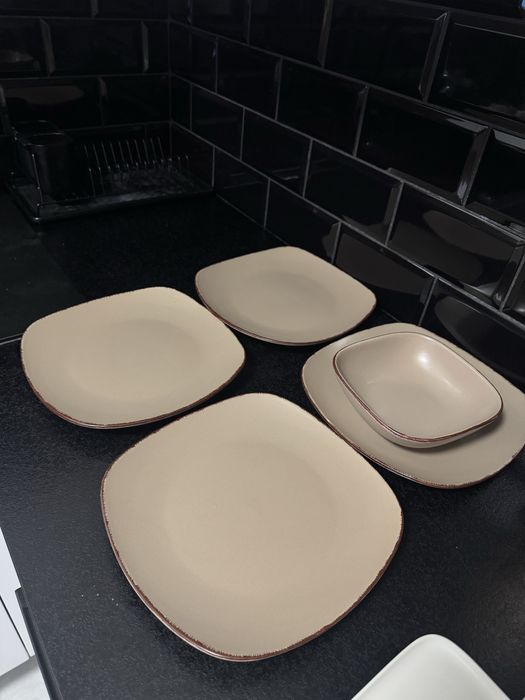 Zestaw talerzy obiadowych 4 szt. + miseczka