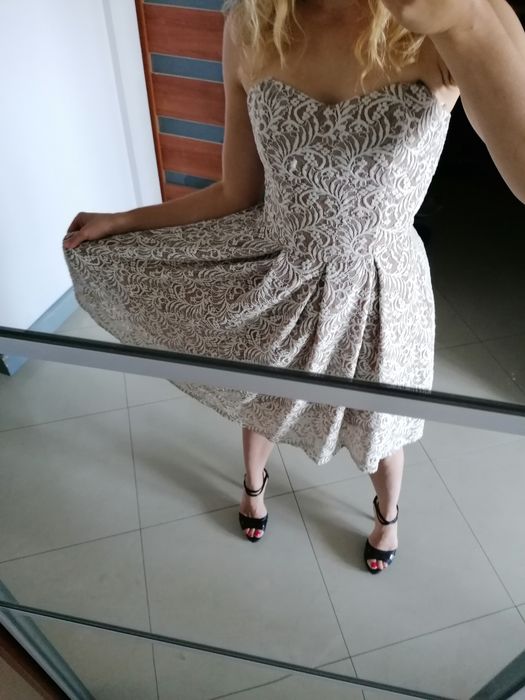 Sukienka Paris Hilton XS kawowa, beżowa, białe kwiaty, wesele