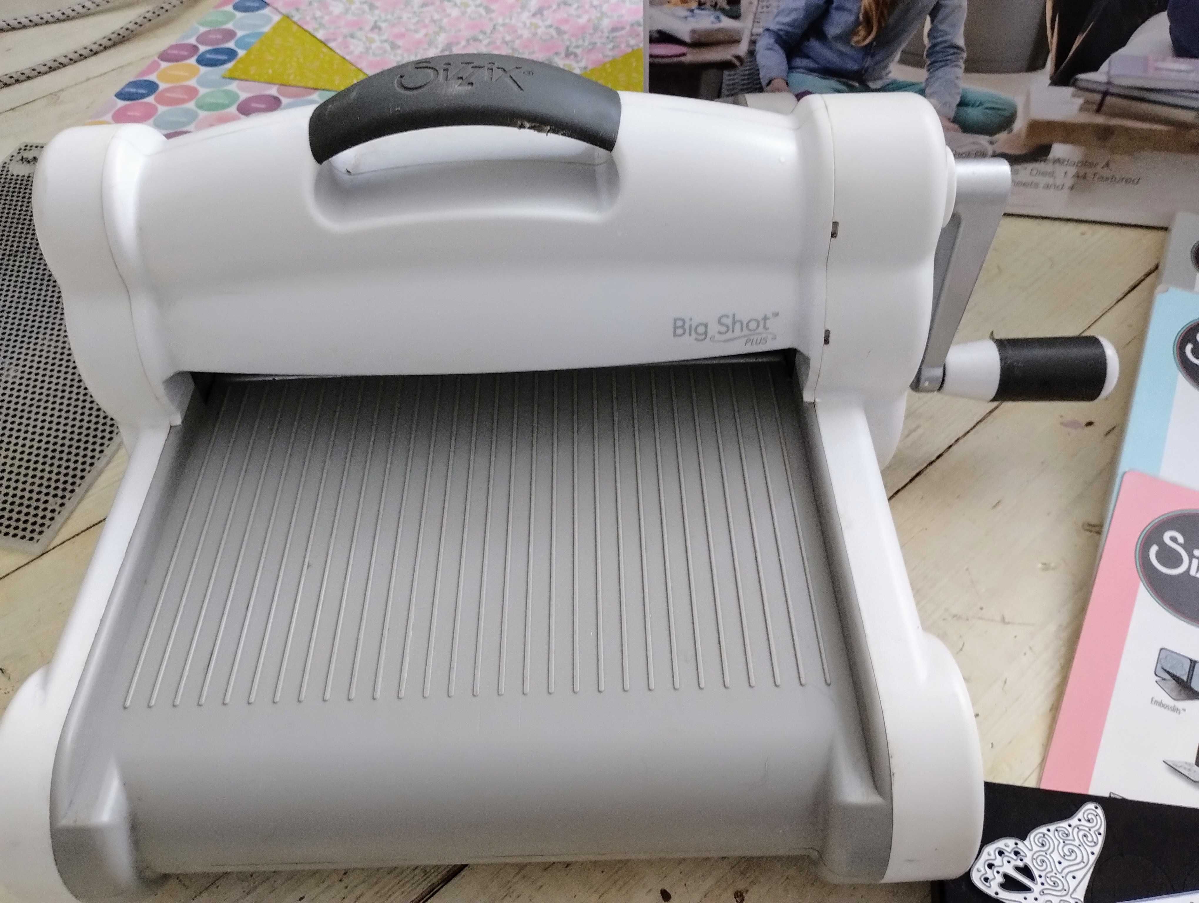 Maszyna Big Shot Plus A4 Sizzix wykrojniki platformy zestaw scrapowy