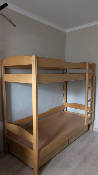 Двоповерхове дерев'яне ліжко