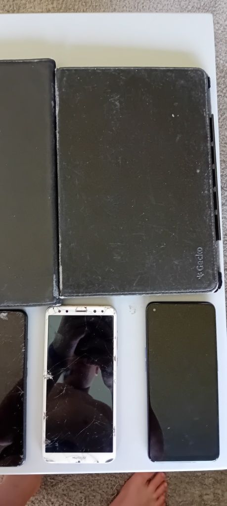 8 telemóveis e tablets e 2 capas de tablets e 6 capas de telemóvel