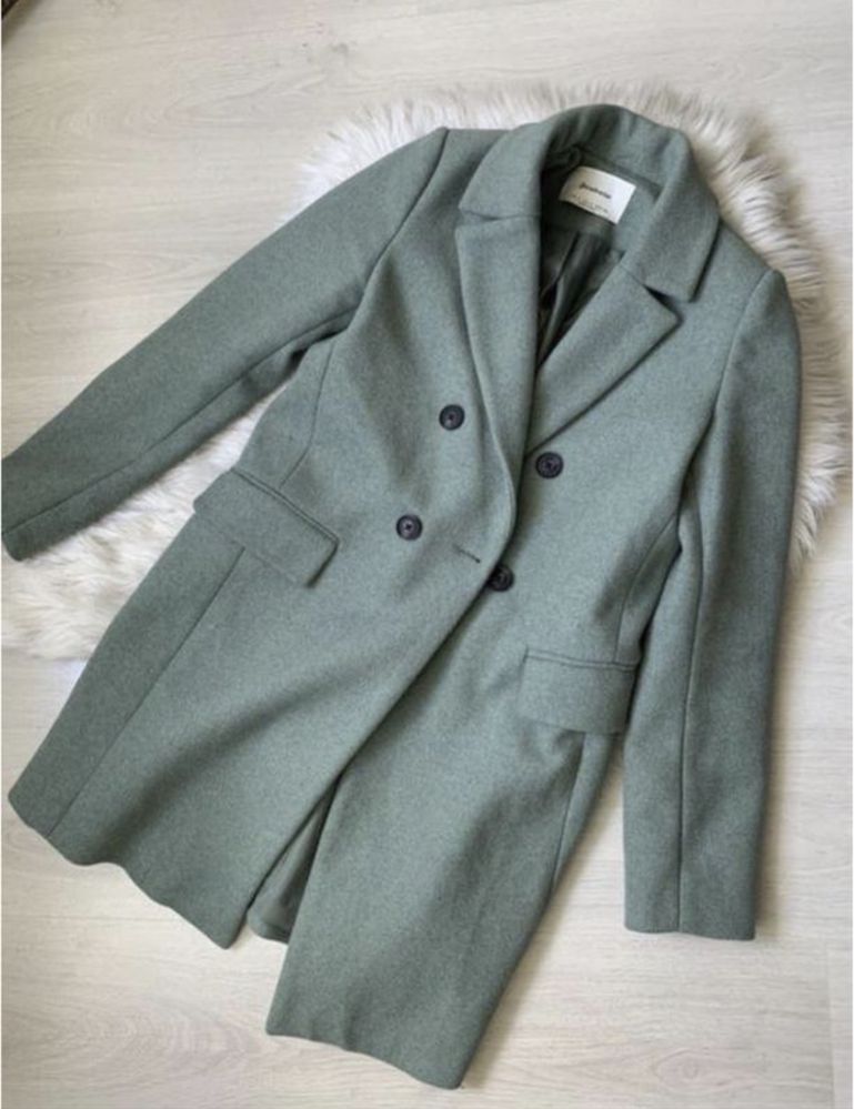 Пальто зелене stradivarius