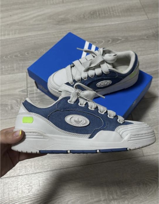 Adidas кросівки.