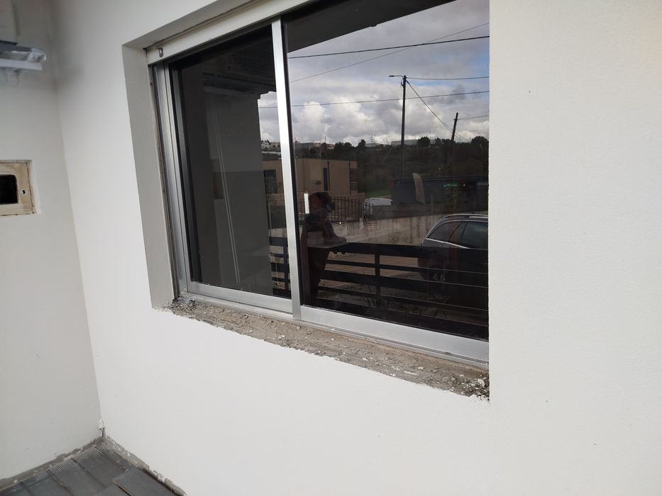 Janela em alumínio com aro 153,5cm por 108 cm