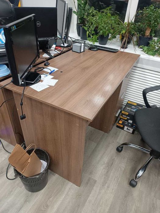 Офісні меблі (столи, стільці, шафи, тумби)