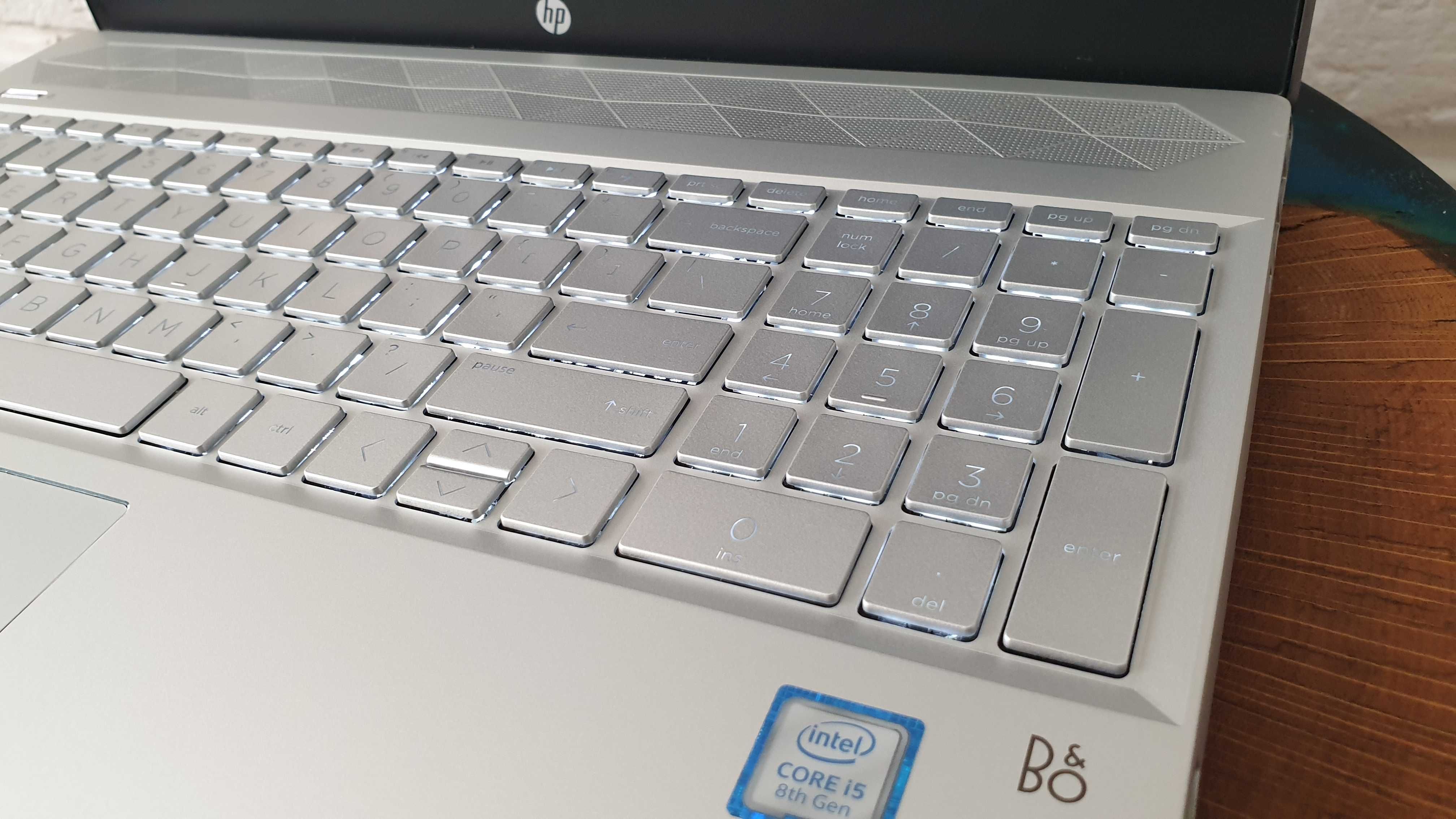 Ноутбук HP Pavilion  i5-8250U/12/256