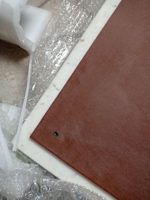 Stolik kawowy - marmur naturalny biały z czarnymi żyłkami.