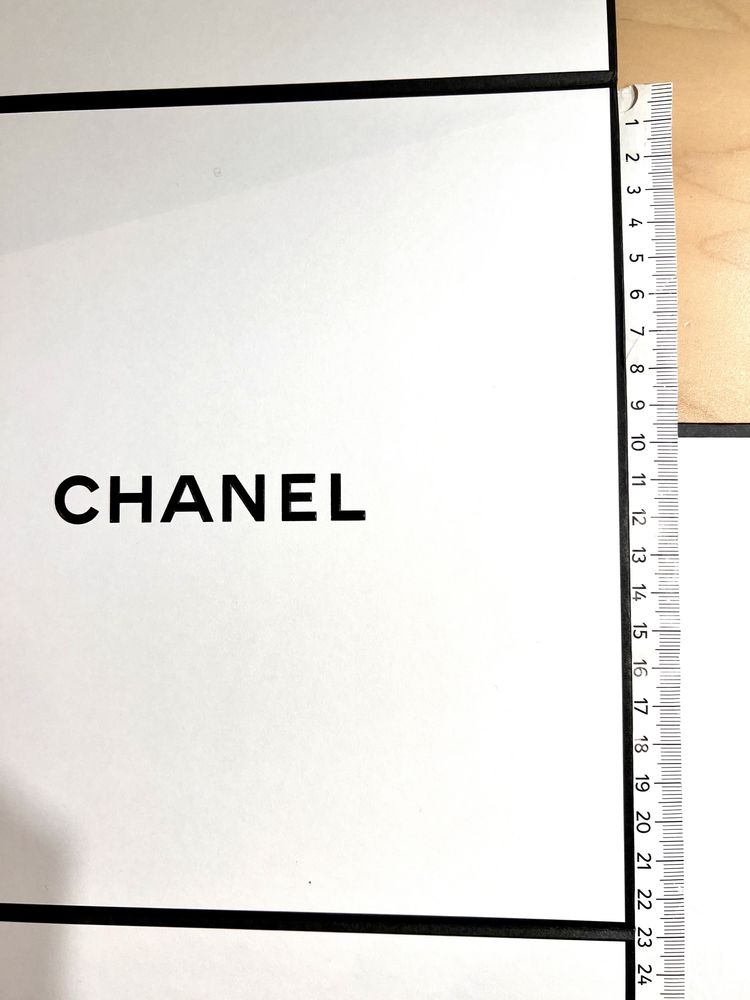 Caixa em papel da Chanel
