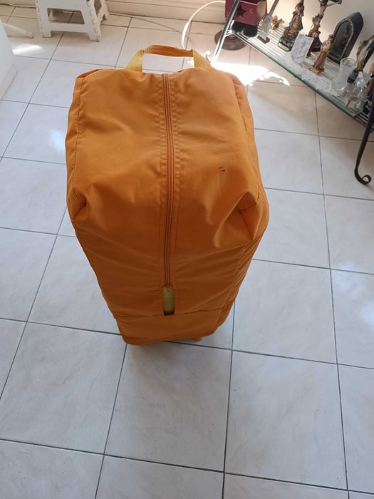 Caminha de bebe com rodas. pratica para levar para passeios