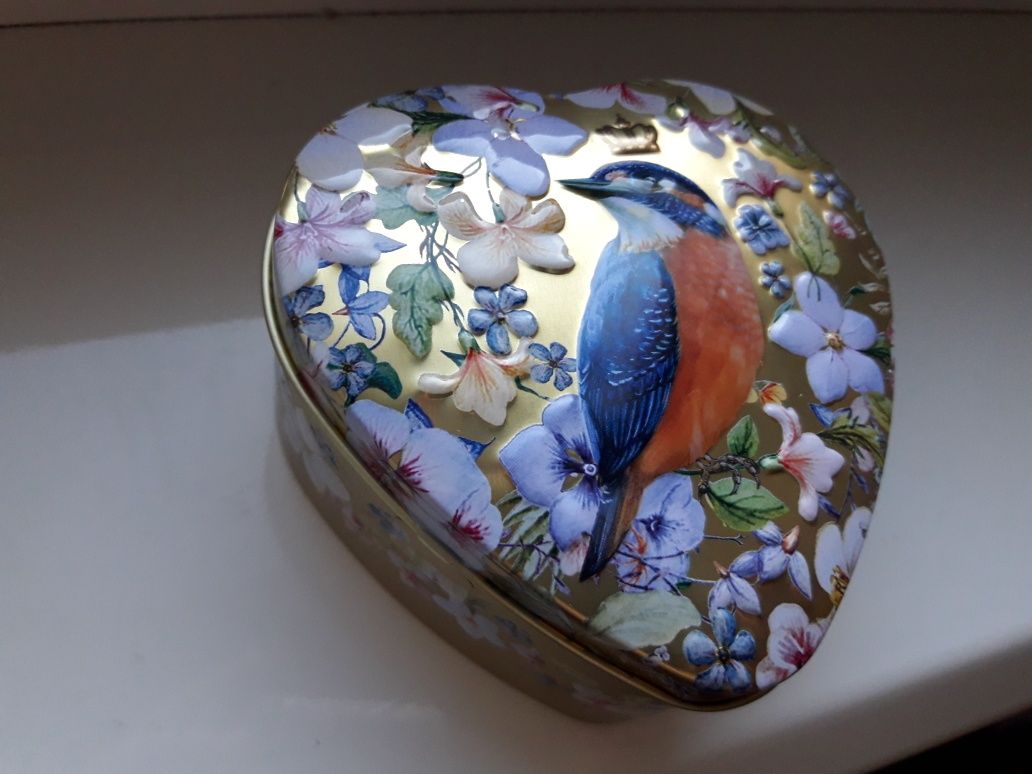 Коробочка шкатулка жестяная новая с цветами и птичкой форма сердца