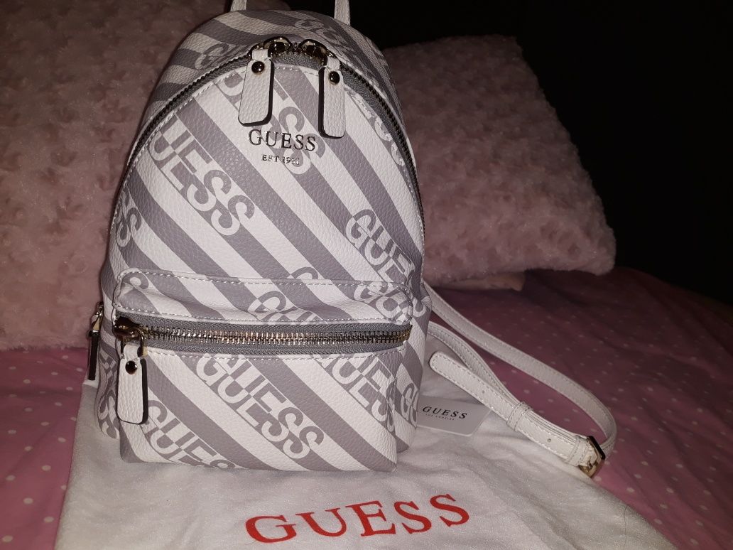 Mochila Guess (branca e cinza)