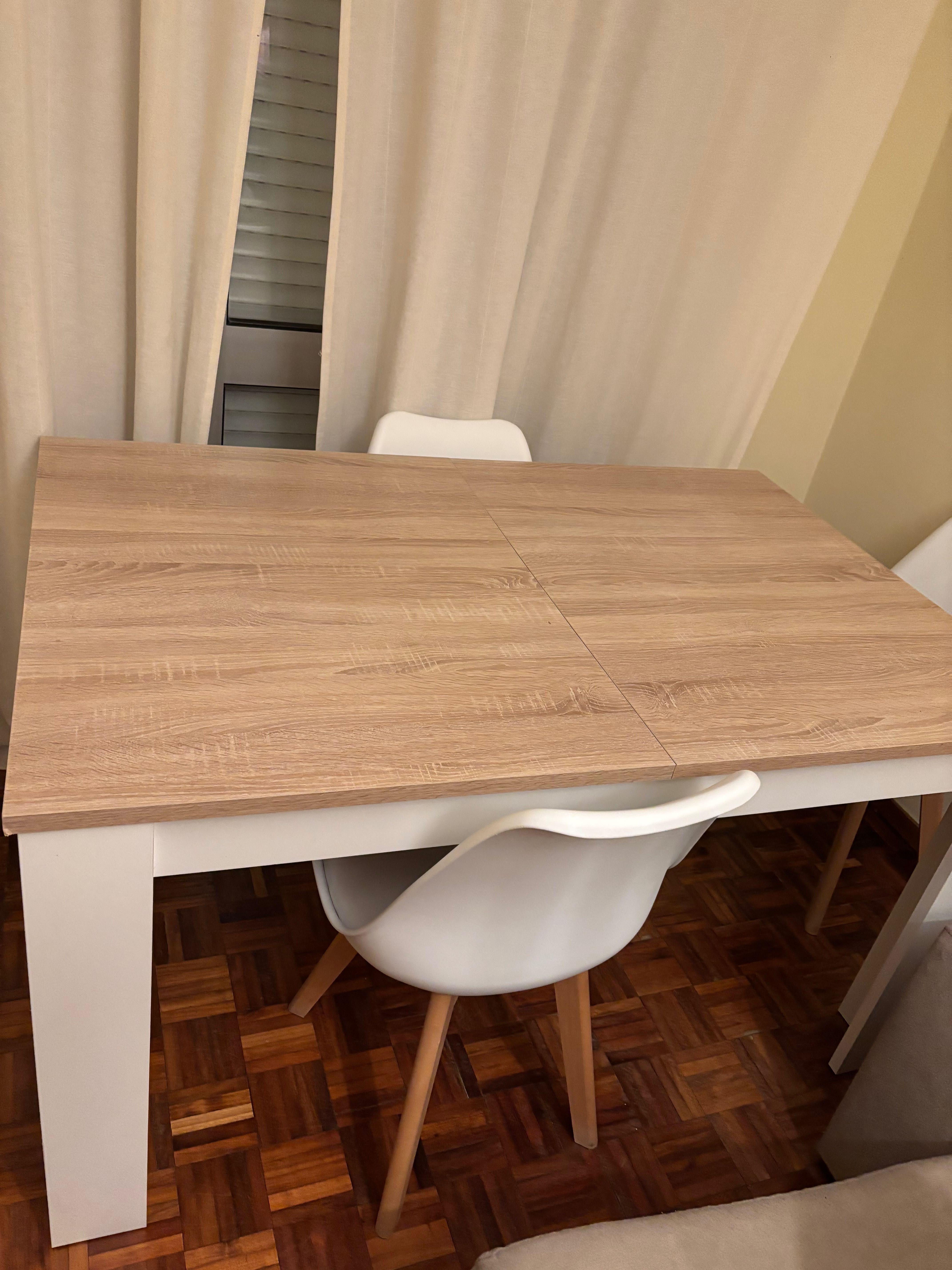 Mesa alongada que cabe 6 cadeiras