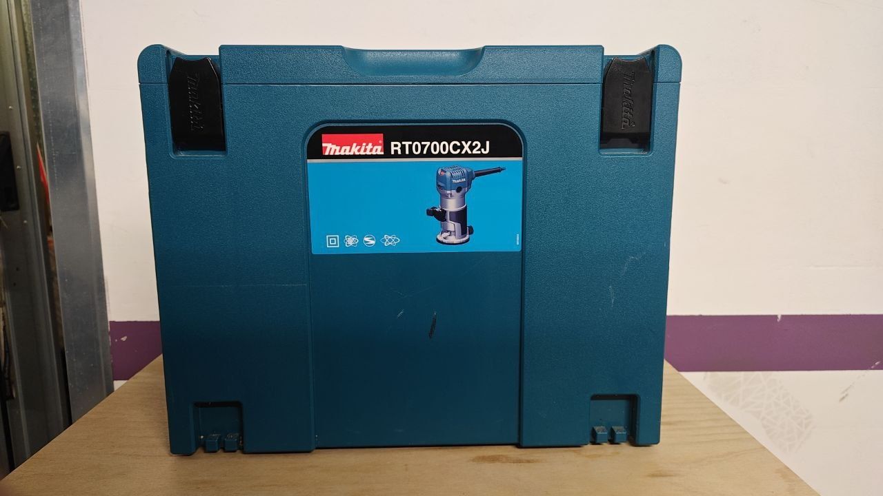 Makita RT0700CX2J – Frezarka górnowrzecionowa