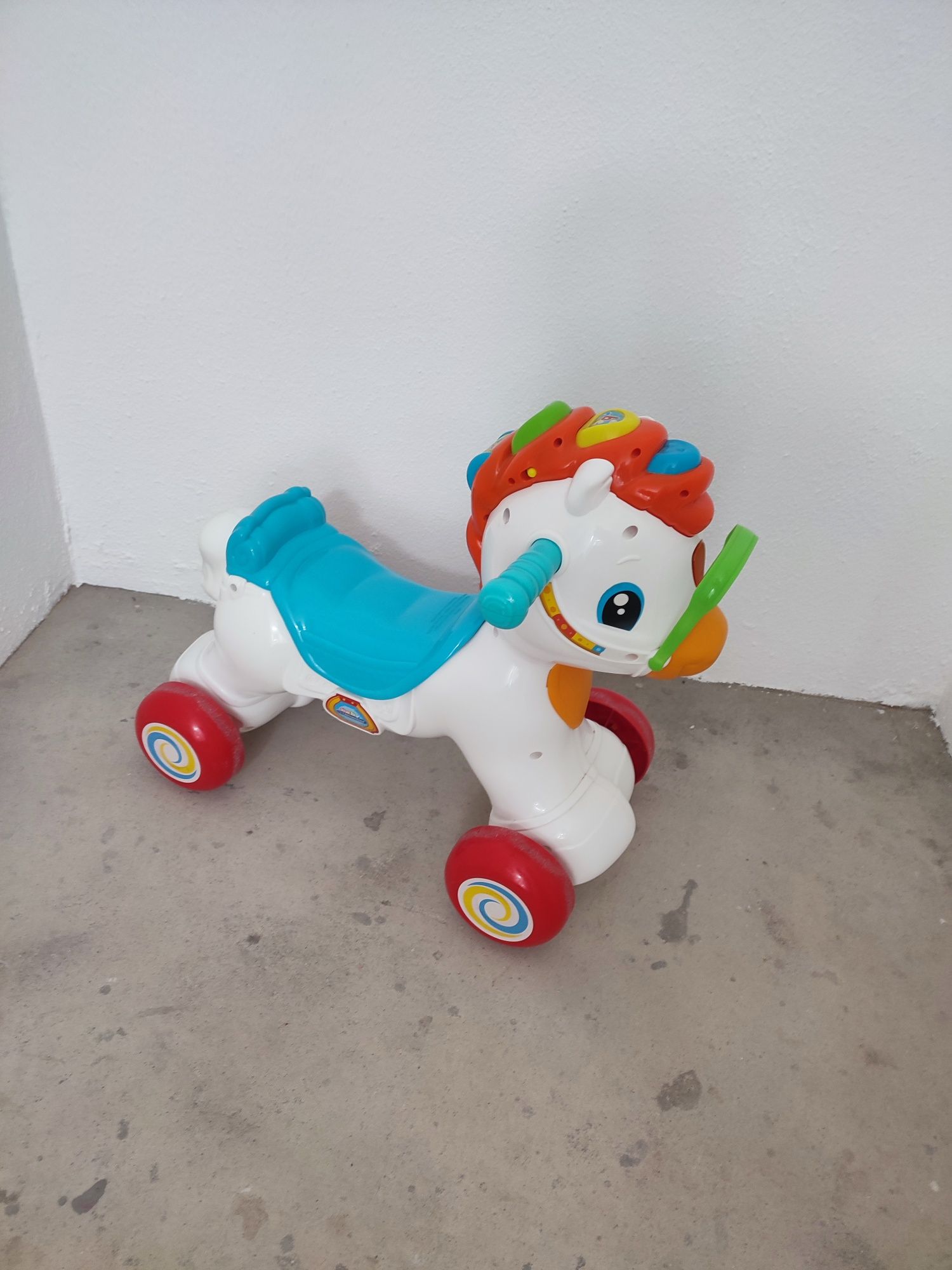 Brinquedo cavalo. As crianças adoram.