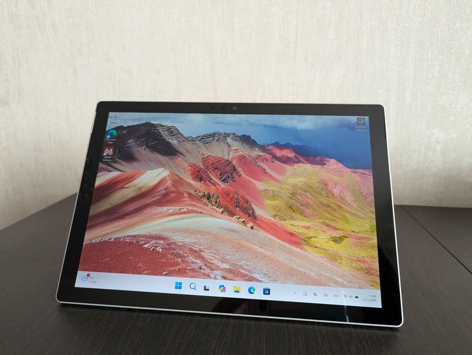 Microsoft Surface Pro 5 8/256gb Intel Core i5-7300u Батарея 99%
