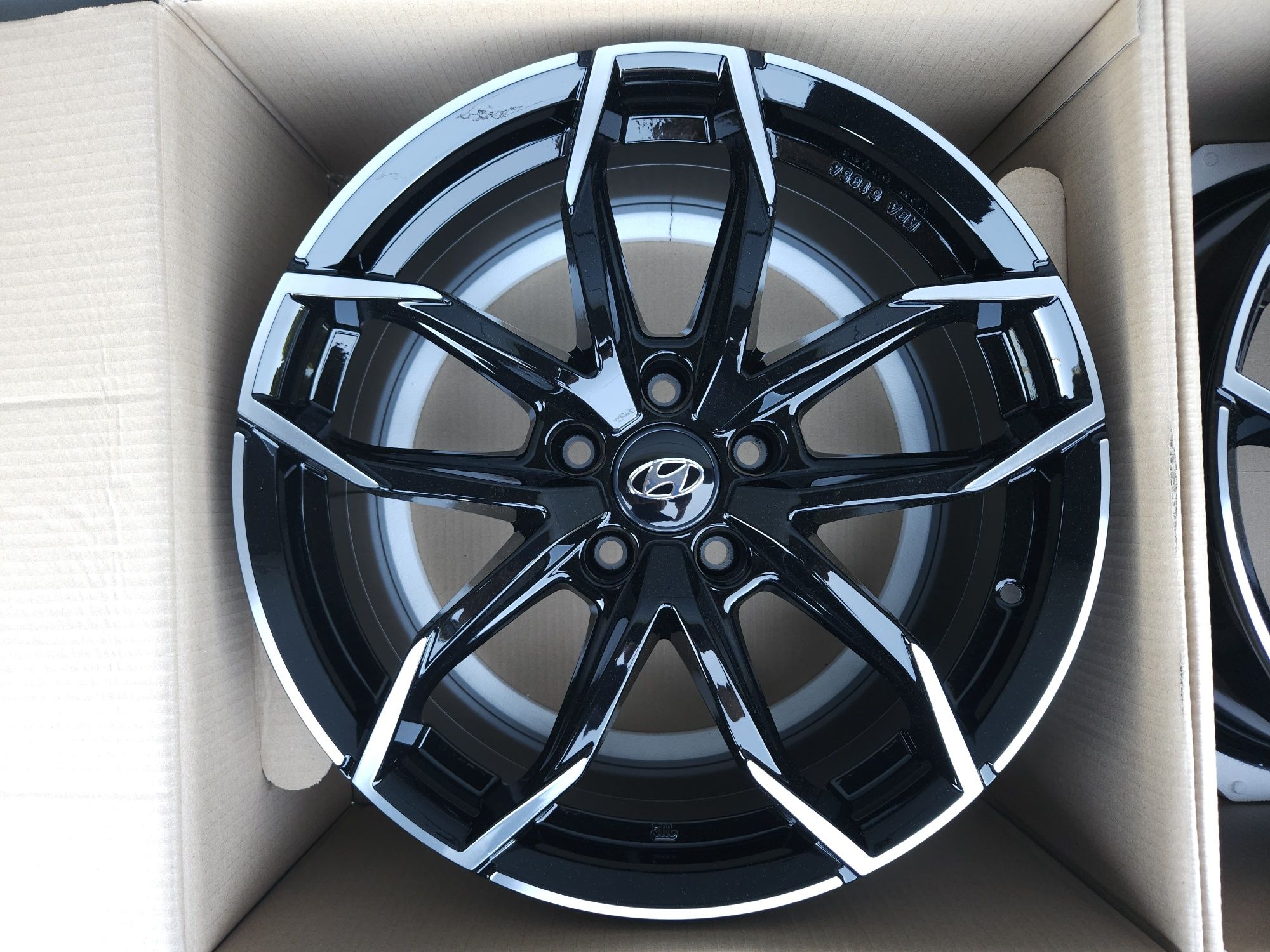 HYUNDAI 18 " Nowe Czarne 5x114,3 i30 Veloster i40 Tucson Santa FE