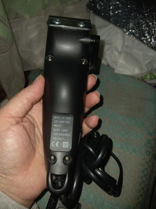 Машинка для стрижки волос от сети с самозатачивающимися ножами.