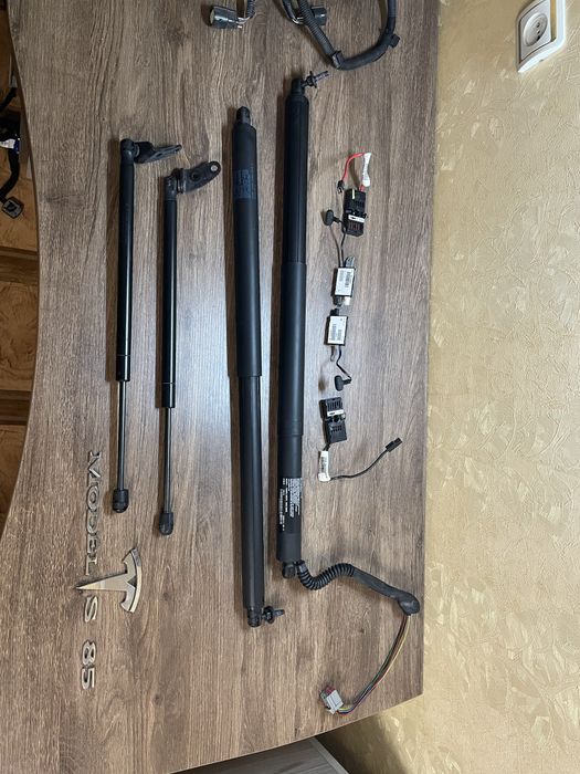 Амортизатори переднього капота,заднього багажника Tesla model S 12-20