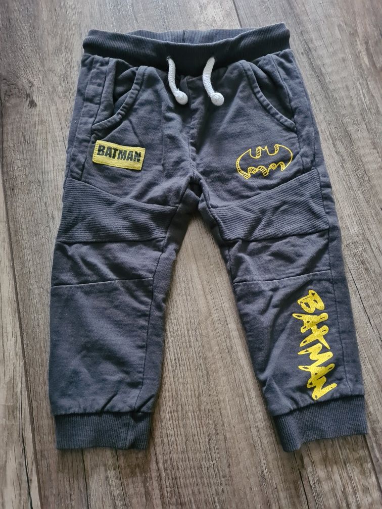 Spodnie dresowe materiałowe dziecięce chłopięce 86 batman
