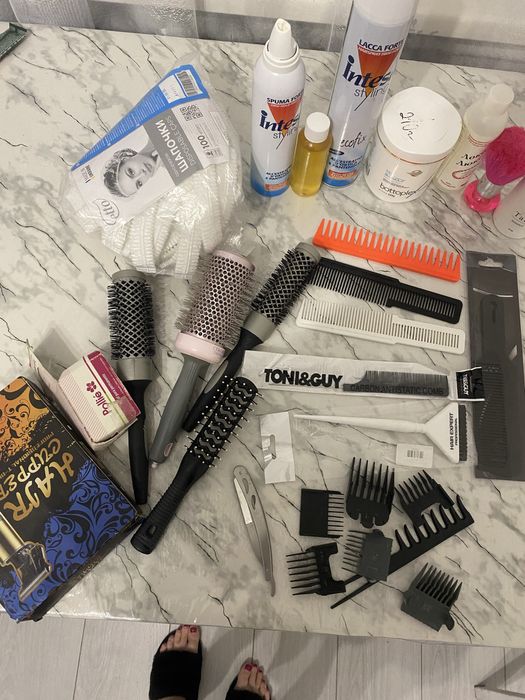Шампунь, гребінці, насадки, фарба, все практично нове.