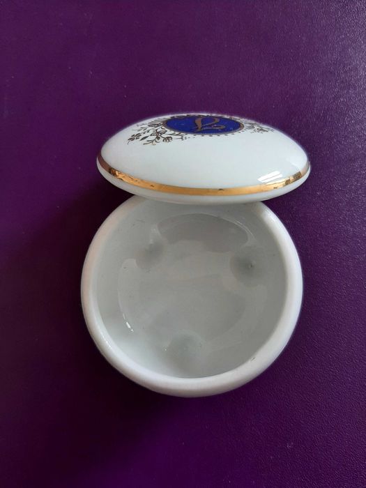 Guarda jóias em porcelana redondo, com tampa e ornamentos.
