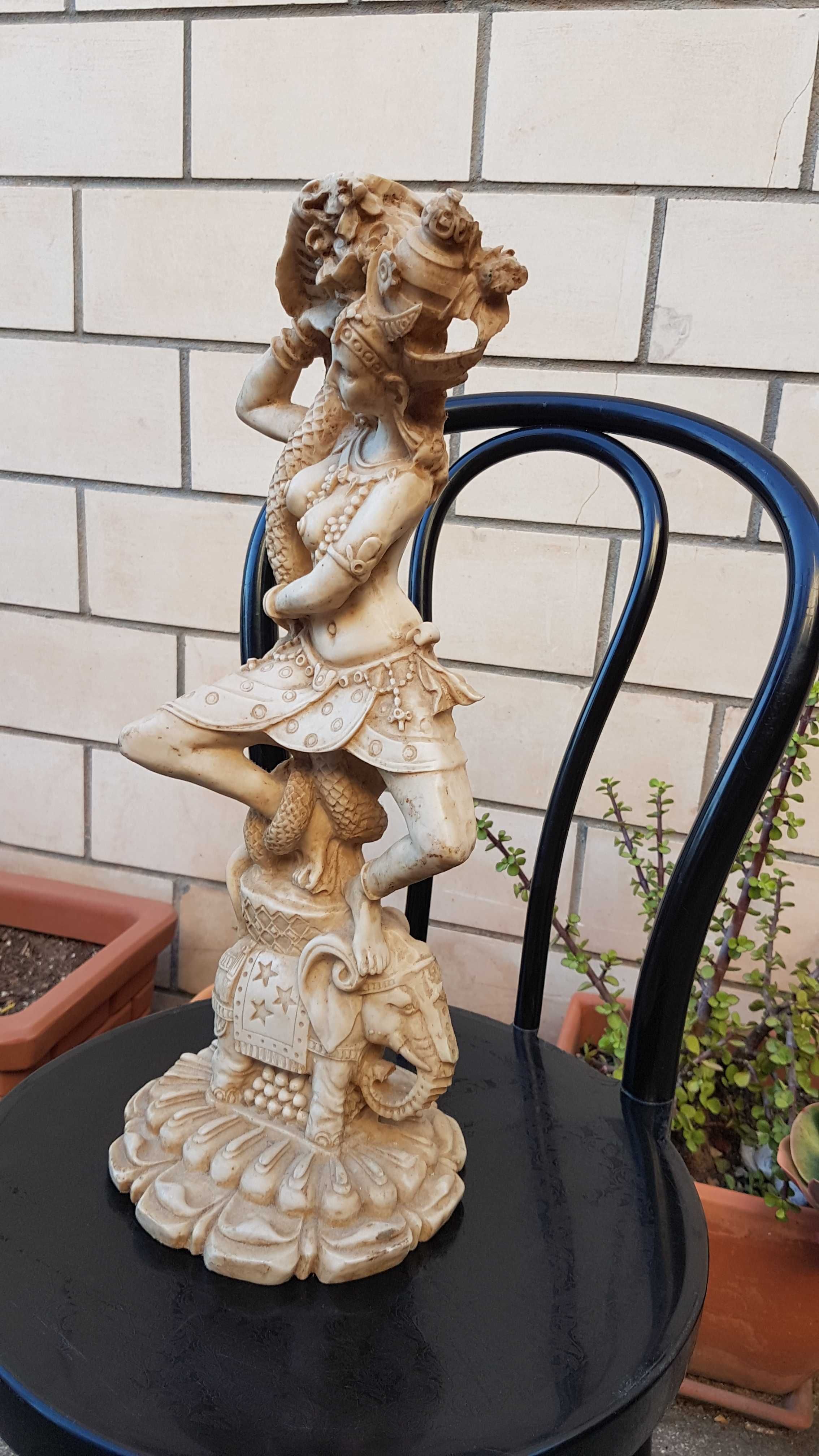 Estatueta  Deusa Mitológica da Sorte em marfinite