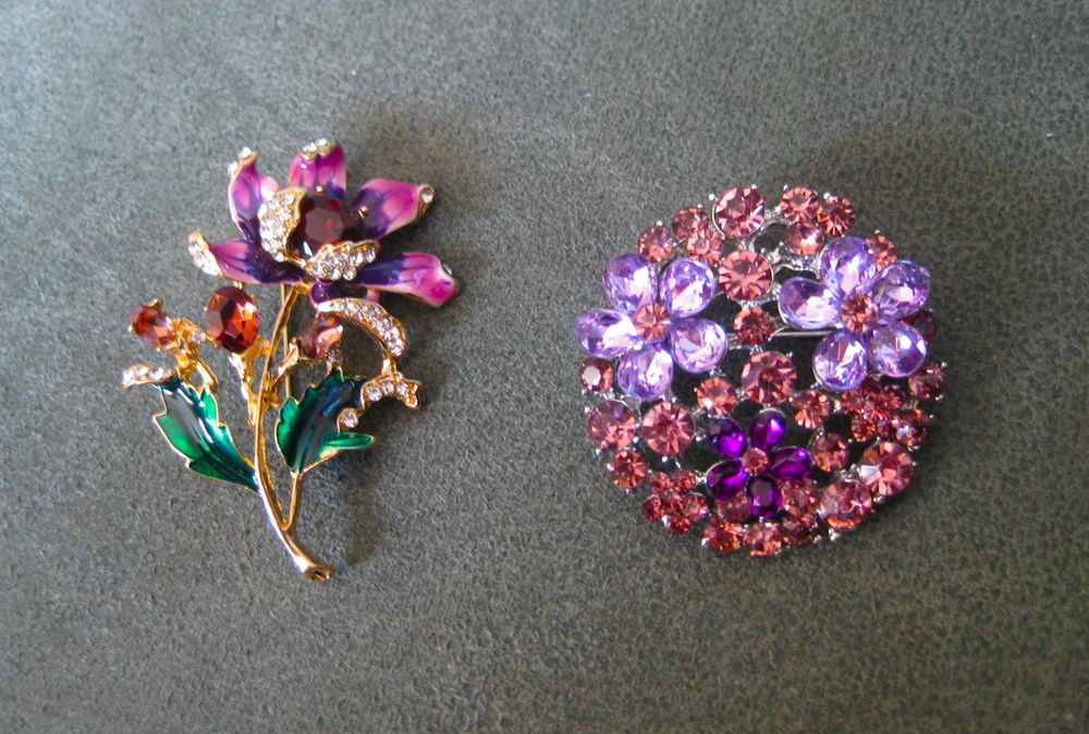 Alfinete / Broche / Pregadeira Flor Lilás  NOVO