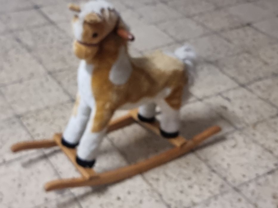 Cavalo de baloiço criança