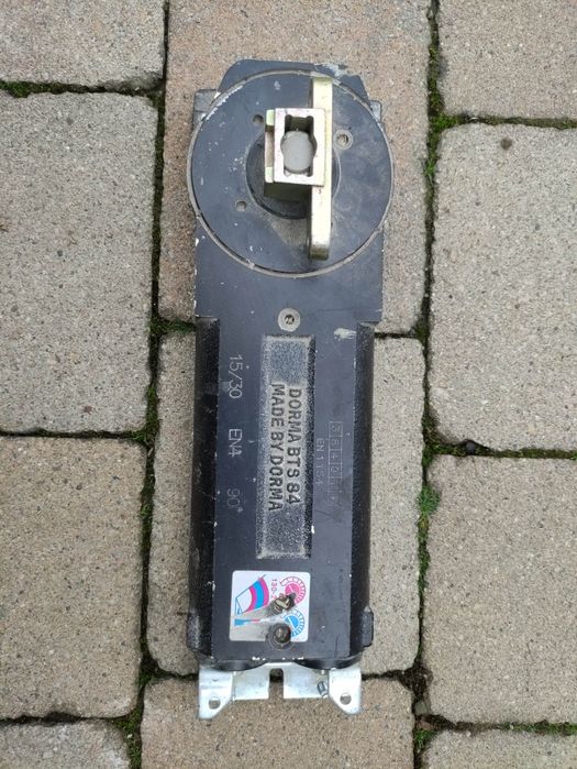 Samozamykacz Dorma BTS 84 podłogowy