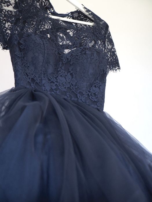 Chi Chi London sukienka koktajlowa z tiulu z haftami Suzanne