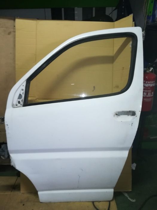 Porta frente direita toyota hiace branca