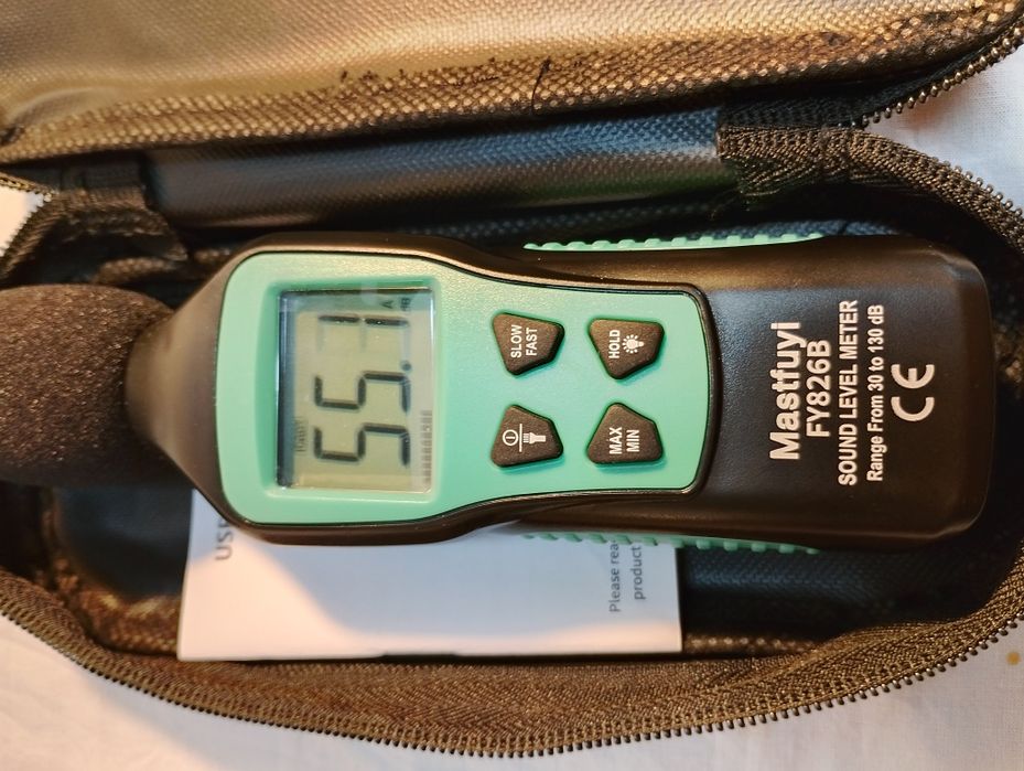 Miernik poziomu dźwięku.