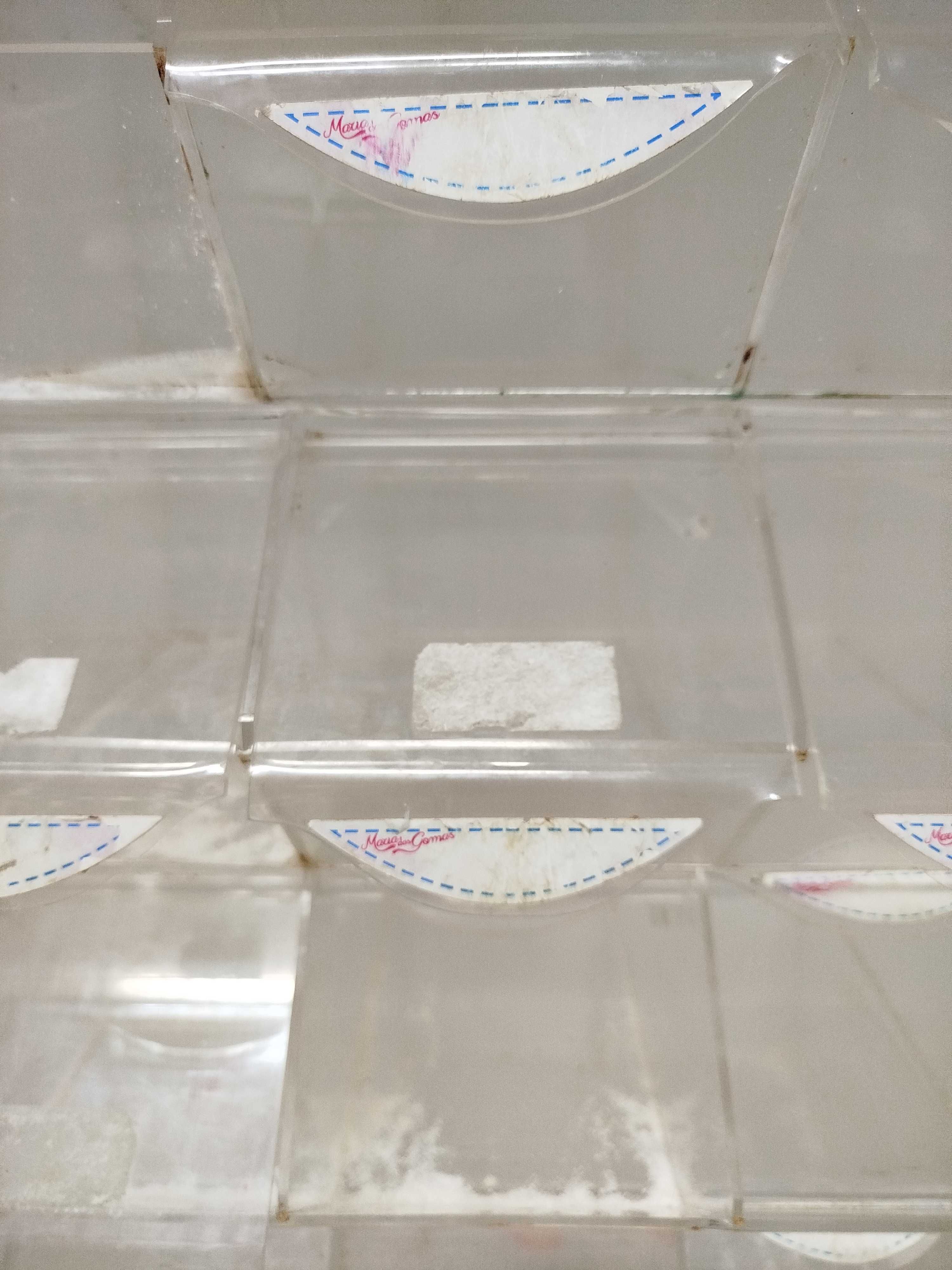 Vendo 180 caixas de acrílico para gomas com estante em madeira lacada!