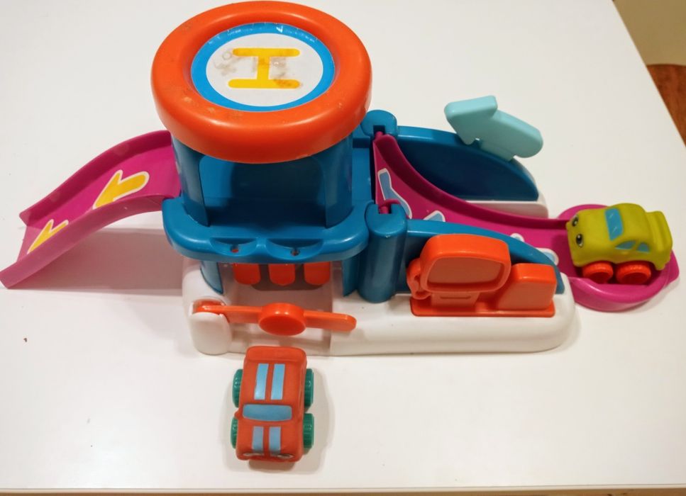 Zjeżdżanie, garaż, myjnia 2 autka Smoby