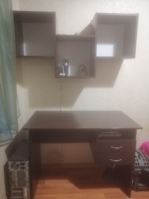 Продам стол с полочкой