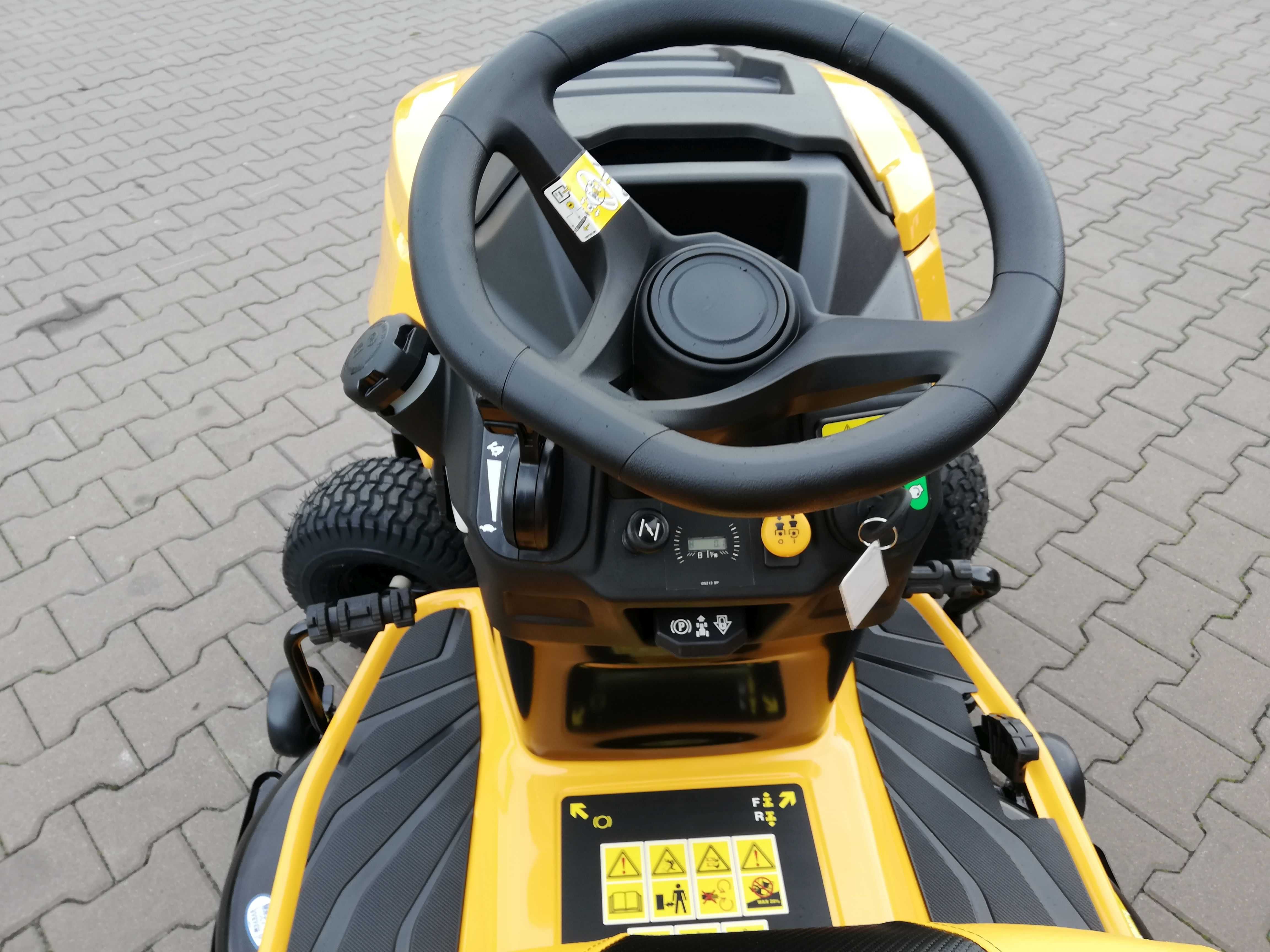 Traktor ogrodowy Cub Cadet XT2 QR106 z ZAMIATARKĄ Kawasaki 22 KM