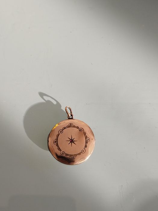 Lindo pingente porta foto antigo Latão banhado a ouro